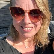 helderziende Jessie- Hallo, ik ben medium Jessie. Als oprecht en eerlijk persoon ligt mijn kracht in het helpen en aanvoelen van mensen. Mijn intuitie stelt me in staat om diepere inzichten te verkrijgen in de situaties en emoties waarmee jij mogelijk worstelt. Ik begrijp dat het leven soms uitdagend kan zijn en dat het soms fijn is om met iemand te praten die naar je luistert en je zonder oordeel ondersteunt. Denk je dat ik van betekenis kan zijn voor jou? Aarzel dan niet om  met mij op te nemen. Samen kunnen we werken aan jouw persoonlijke groei. Ik kijk ernaar uit om je te helpen en je op jouw pad te begeleiden. Onthoud, je staat er niet alleen voor, ik ben hier om je te ondersteunen. Helderzienden hulplijn waar een helderziende je via telefoon of e-mail live antwoord kan geven over je toekomst, je verleden, relaties,... Bel nu met Helderzienden.